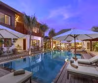 Villa Tangram, Pool bei Nacht